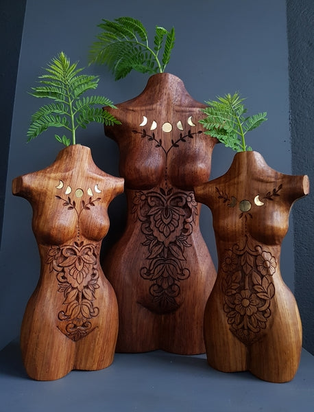 LUNA LADY LUMPS WALL VASE