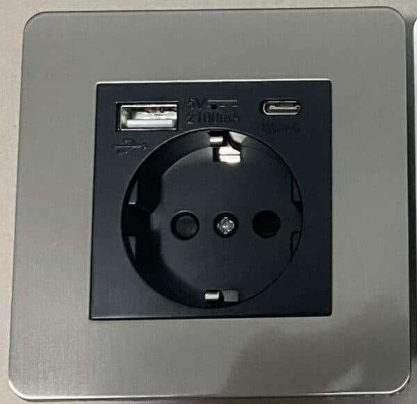 Detailed - Silver - USB/USB/Type C - Socket Combo